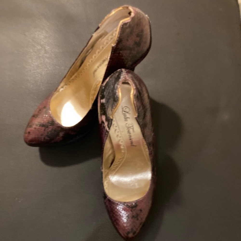 Purple and black snake skin print heels💓